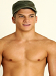 Des gars torses nus sportifs